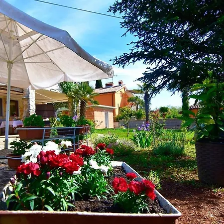 13589a Apartment *