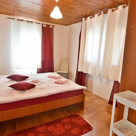 13589a Apartment *
