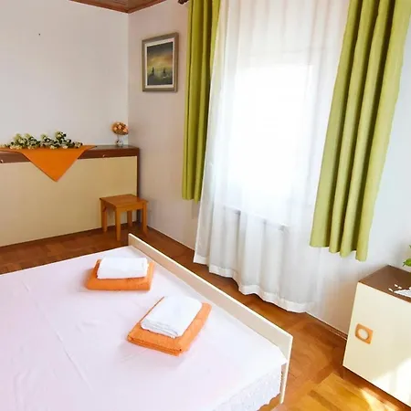 13589a Apartment *