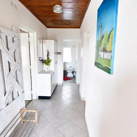 13589a Apartment *